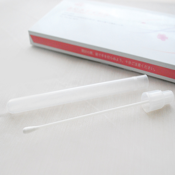 咽頭（のど）粘膜採取キット 手順1