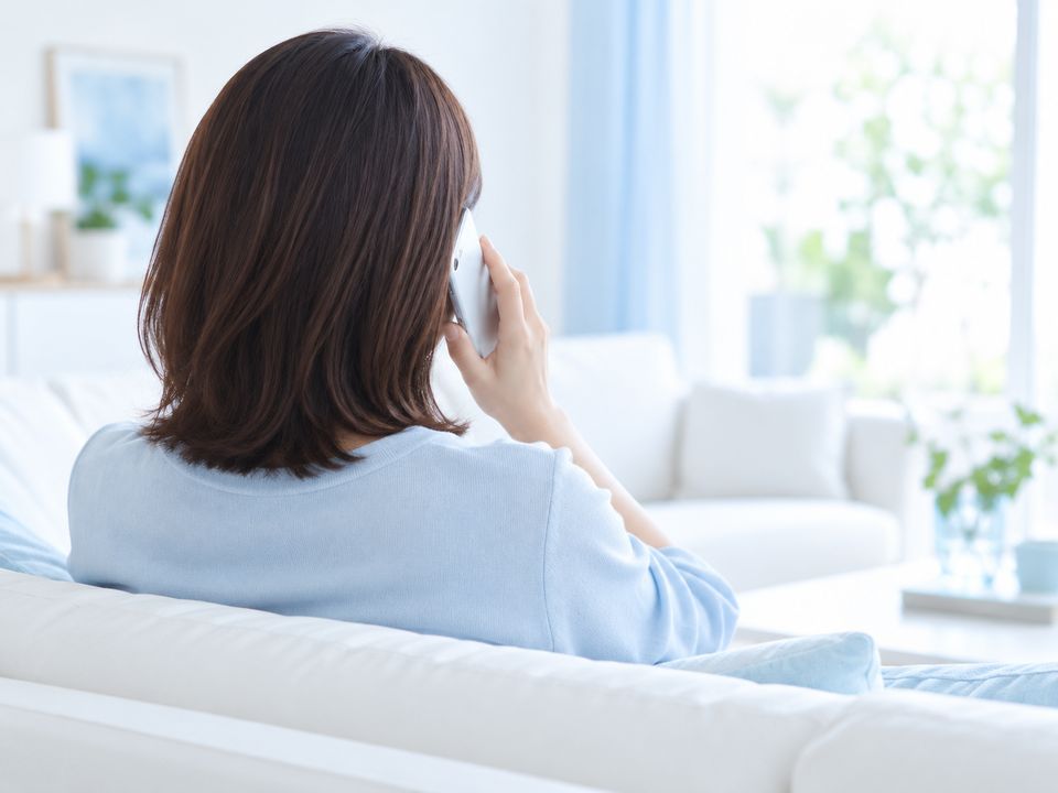 自宅から電話で相談するイメージ