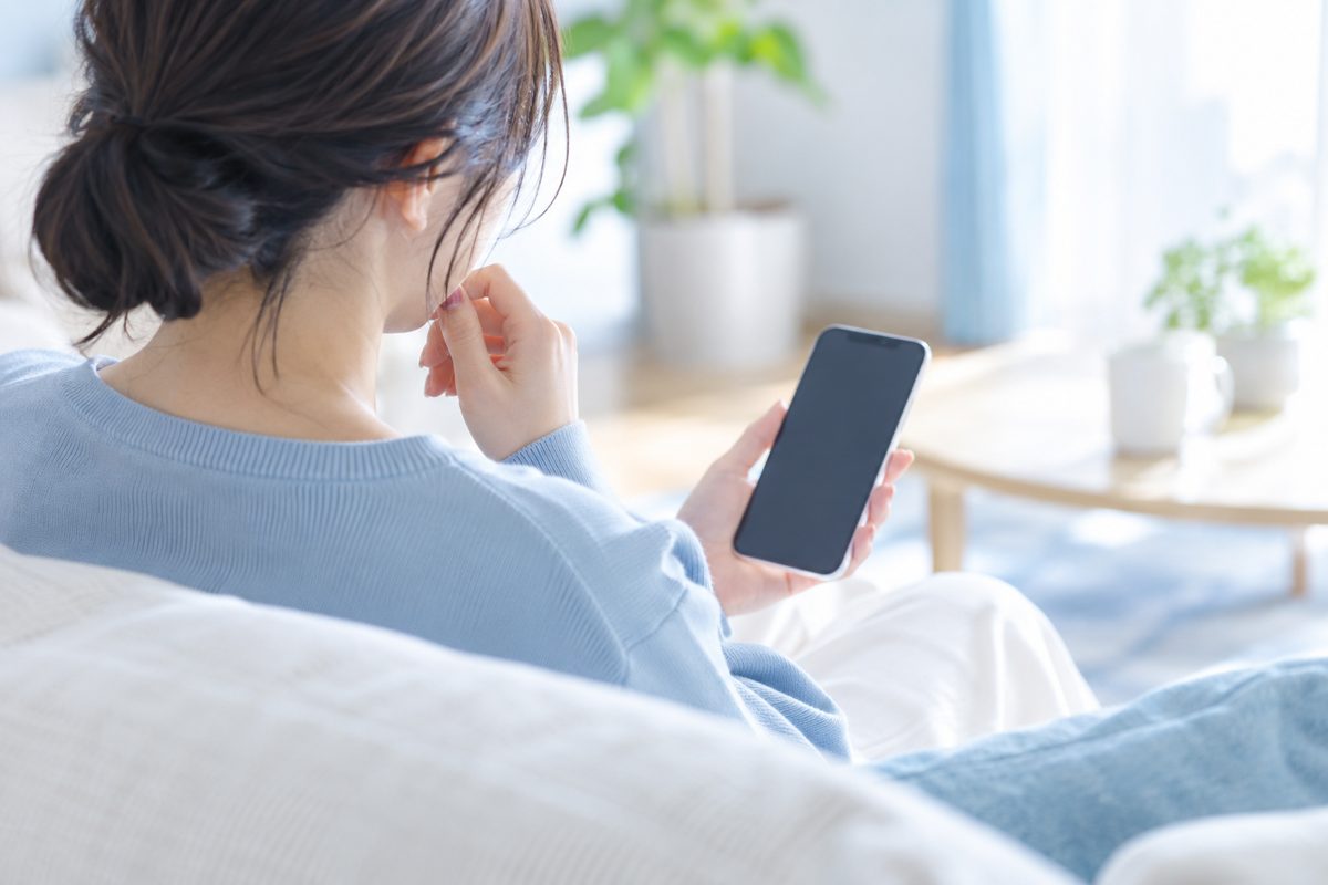 スマートフォンで性病について調べる女性